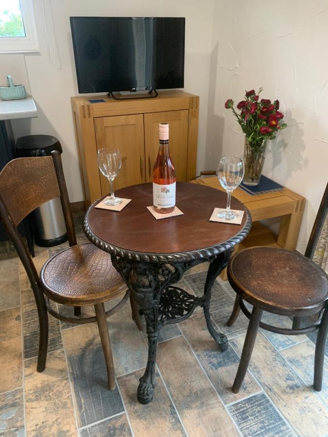 Molehill Lodge Суонзи Екстериор снимка