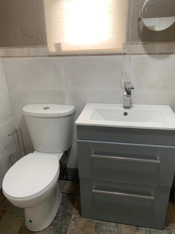 Molehill Lodge Суонзи Екстериор снимка